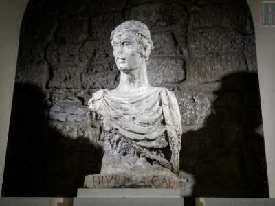 Sappiamo con certezza che la scultura fu ritrovata negli anni 30 del secolo scorso da don Peppuccio Damato, un sacerdote locale